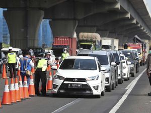 H-4 Lebaran, 4.000 Kendaraan Mau Mudik Diputar Balik di GT Cikarang Barat