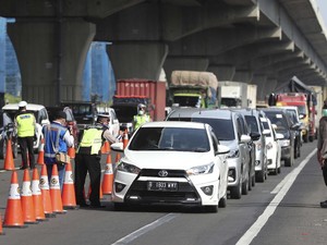 Dalam Sehari, Ratusan Pemudik Lewat Tol Cikampek Disuruh Balik
