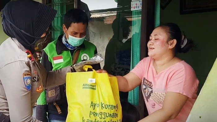 Polwan di Depok sisihkan gaji untuk berikan bantuan ke warga miskin yang terdampak Corona.