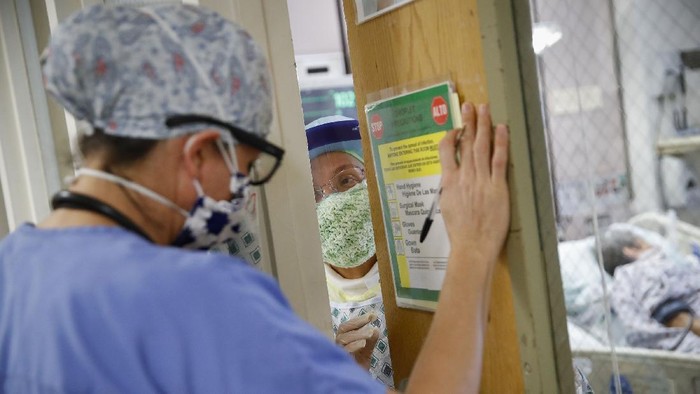 Potret Tenaga Medis di AS Bahu Membahu Tangani Pasien Virus Corona Amerika Serikat menjadi negara terbanyak dalam kasus virus corona, hal tersebut membuat tenaga medisnya juga sangat terimbas dalam hal pelayanan, seperti ini potretnya.