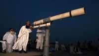 Kebiasaan-kebiasaan itu di antaranya ibadah berjamaah di masjid seperti salat tarawih, itikaf, buka puasa bersama, hingga salat Idul Fitri. Asif Hassan/AFP via Getty Images.