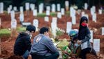 Keluarga Korban Corona Nekat Ziarah Kubur Jelang Ramadhan