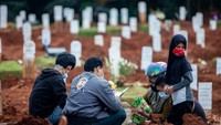 Tidak hanya peziarah dewasa, anak kecil pun terlihat ikut melakukan ziarah kubur.
