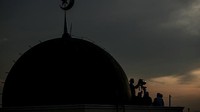 Adanya aturan PSBB tentunya membuat beberapa tradisi di bulan Ramadhan berubah, seperti disarankannya untuk tidak salat tarawih di masjid, ngabuburit, dan lain-lain. Sebab, PSBB mengatur soal pembatasan sejumlah kegiatan penduduk tertentu dalam suatu wilayah. NurPhoto via Getty Images/NurPhoto.  