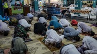 Namun beberapa daerah masih ada yang melakukan solat Tarawih seperti di Yogyakarta. Solat tersebut dilakukan dengan menerapkan physical distancing. Ulet Ifansasti/Getty Images.