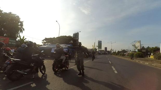 Sepeda motor kami baru diberhentikan petugas di perbatasan Karawang