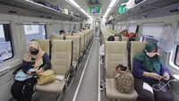 PT Kereta Api Indonesia membatalkan seluruh perjalanan Kereta Api Jarak Jauh dari dan menuju Jakarta dan Bandung mulai 24 April 2020. Hal ini setelah, pemerintah melarang mudik untk memutus rantai penyebaran Virus Corona. ANTARA FOTO/RENO ESNIR.
