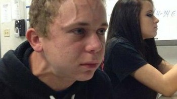 Kurang-kurangi buka medsos adalah cara ampuh untuk menahan segala godaan. Foto: via 9Gag