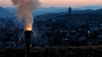 Di Bosnia sendiri masih ada tradisi melakuan penembakan petasan sebagai tanda menyambut bulan suci Ramadhan. Elvis Barukcic/AFP via Getty Images.  