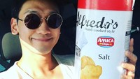 Rain juga suka ngemil keripik kentang. Bahkan ia tak bisa lepas dari keripik kentang jika sedang berada di dalam mobil. Foto: Instagram @rain_oppa