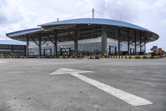 TERMINAL PULO GEBANG TUTUP LAYANAN ANTAR KOTA Suasana sepi di area keberangkatan antar kota Terminal Pulo Gebang, Jakarta, Jumat (24/4/2020). Pengelola Terminal Pulogebang menutup operasional layanan bus antar kota antar provinsi (AKAP) mulai 24 April 2020, setelah berlakunya kebijakan larangan mudik dari pemerintah. ANTARA FOTO/Hafidz Mubarak A/pras.