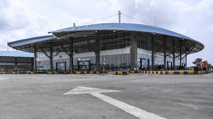 Suasana sepi di area keberangkatan antar kota Terminal Pulo Gebang, Jakarta, Jumat (24/4/2020). Pengelola Terminal Pulogebang menutup operasional layanan bus antar kota antar provinsi (AKAP) mulai 24 April 2020, setelah berlakunya kebijakan larangan mudik dari pemerintah. ANTARA FOTO/Hafidz Mubarak A/pras.