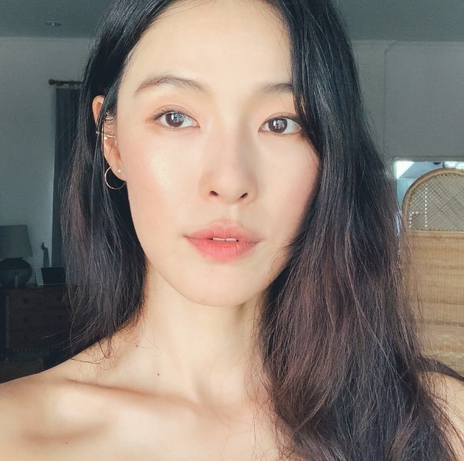 Aku melaporkan Kahi ke polisi karena ia melanggar aturan isolasi diri untuk COVID-19, tulis seorang netizen seperti dikutip Dispatch. Foto: dok. Instagram @kahi_korea