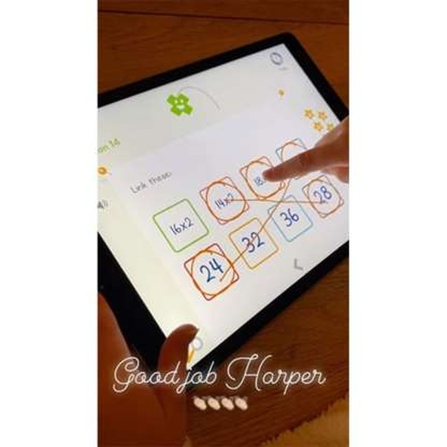 Victoria Beckham memanfaatkan iPad untuk mengajarkan anaknya di rumah. Harper yang baru berusia delapan tahun harus mengerjakan tugas matematika bentuk perkalian yang diawasi langsung olehnya. Foto: Instagram