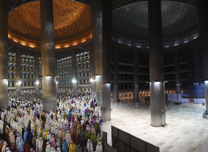 Suasana sepi di Masjid Istiqlal Jakarta, Kamis (23/4/2020). Selama masa Pembatasan Sosial Berskala Besar (PSBB) Masjid Istiqlal ditutup untuk umum sehingga tidak menggelar Shalat Tarawih dan aktivitas lainnya pada bulan Ramadhan 1441 Hijriah. ANTARA FOTO/Hafidz Mubarak A/aww.