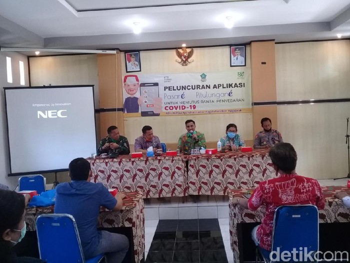 Pemkab Sidoarjo akan menerapkan pembatasan sosial berskala besar (PSBB) mulai Selasa (28/4). Desa Janti di Kecamatan Waru melucurkan layanan belanja online untuk selama PSBB.