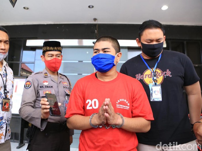 Pemuda yang memelesetkan Lagu Aisyah Istri Rasulullah sudah ditetapkan sebagai tersangka. Ia dijerat dua pasal sekaligus.