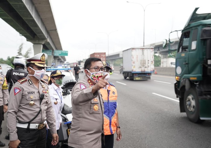 Kakorlantas Irjen Istiono Cek Penyekatan Pemudik di KM 31 Tol Japek