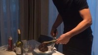 Selain jago akting dan nyanyi, Rain juga handal dalam memasak. Intip saja aksinya saat menyiapkan hidangan daging panggang di rumahnya. Foto: Instagram @rain_oppa