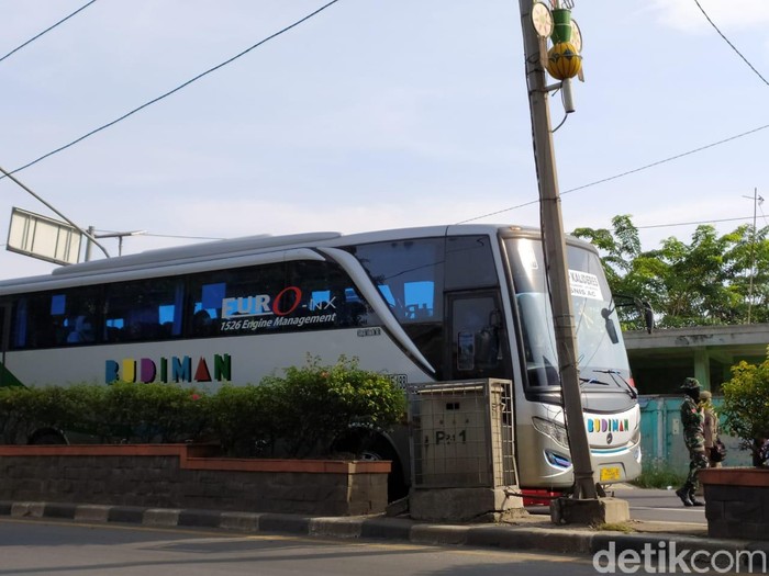 Bus AKAP Diminta Putar Balik di Perbatasan Bekasi-Karawang