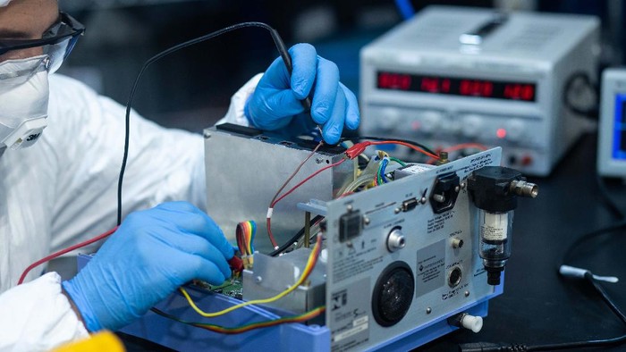 Di tengah wabah Corona, banyak ventilator udara di RS Brasil rusak dan tidak dapat digunakan. General Motors (GM) pun mengirimkan teknisi untuk memperbaikinya.