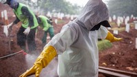 Para keluarga berziarah untuk mendoakan anggota keluarga mereka yang telah lebih dahulu berpulang akibat terpapar virus Corona yang sedang melanda dunia. Sebelum dan sesudah melakukan ziarah, mereka disemprotkan disinfektan.