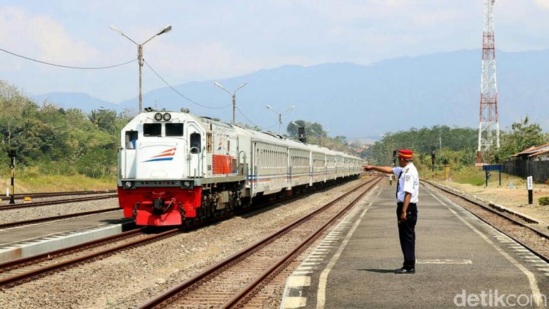 Kereta api melintasi wilayah Daop 5 Purwokerto. Kereta api melintasi wilayah Daop 5 Purwokerto.