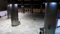 Kini sejak wabah Corona merebak masjid tampak sepi jamaah.