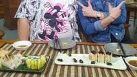 Di Instagram, wanita 30 tahun ini eksis dengan 22 juta followers. Ia sering membagikan momen kulineran seperti ketika makan sushi bersama Papham. Foto: Instagram