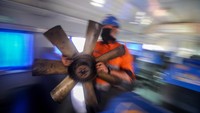Petugas membawa kipas generator saat melakukan perawatan gerbong kereta api di Dipo Kereta Bandung, Jawa Barat, Jumat (24/4/2020). ANTARA FOTO/Raisan Al Farisi.