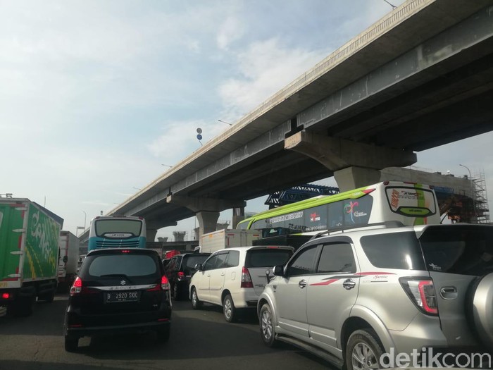 Tol Cikampek hari pertama pelarangan mudik