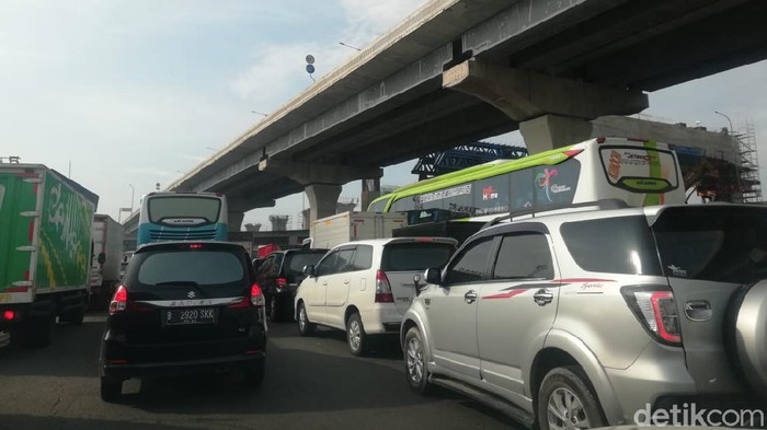 Tol Cikampek hari pertama pelarangan mudik