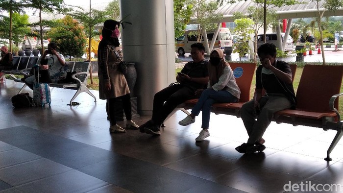 Penumpang Terbengkalai di  Bandara APT Pranoto