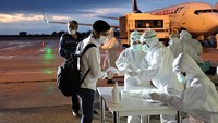 Sementara itu, 249 warga negara Turki lainnya dibawa kembali dari Oman dan langsung ditempatkan di bawah karantina di kota timur Van setelah pemeriksaan kesehatan. Necat Hazar/Anadolu Agency via Getty Images.