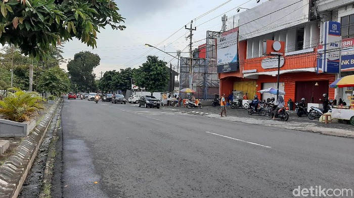 Penjual takjil di Purwokerto sepi pada hari pertama Ramadhan 2020, Jumat (24/4/2020).