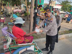 Tukang Becak dan PKL di Bojonegoro Dapat Nasi Kotak Gratis