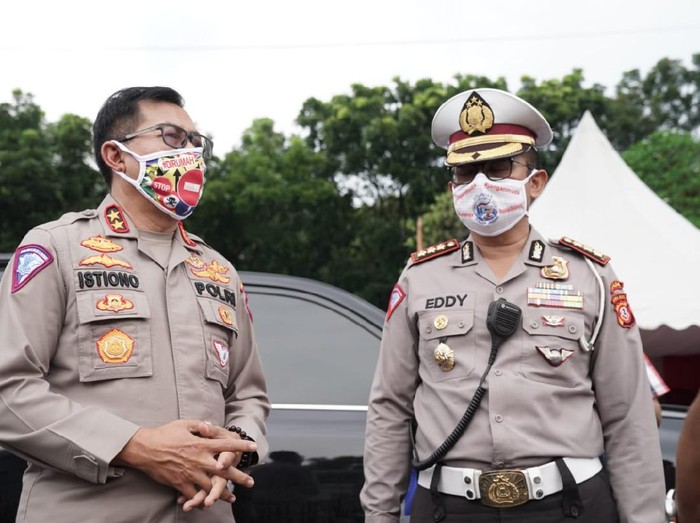 Kakorlantas Irjen Istiono Cek Penyekatan Pemudik di KM 31 Tol Japek