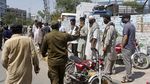 Antrean Panjang Warga Pakistan Menanti Bantuan