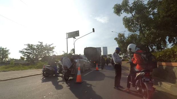Di pos permeriksaan perbatasan Bekasi, sepeda motor kami dibolehkan jalan terus tanpa pemeriksaan