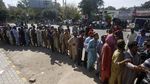 Antrean Panjang Warga Pakistan Menanti Bantuan