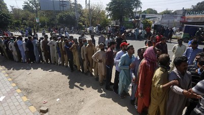 Antrean Panjang Warga Pakistan Menanti Bantuan