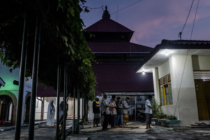 Ups! Masjid Ditutup, Warga Salat Tarawih di Halaman Sejumlah masjid di Yogyakarta ditutup dan tidak melaksanakan salat tarawih akibat wabah Corona. Sejumlah jamaah tetap melaksanakan salat di halaman masjid.