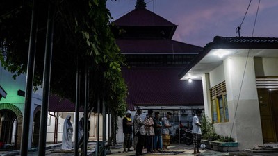 Ups! Masjid Ditutup, Warga Salat Tarawih di Halaman