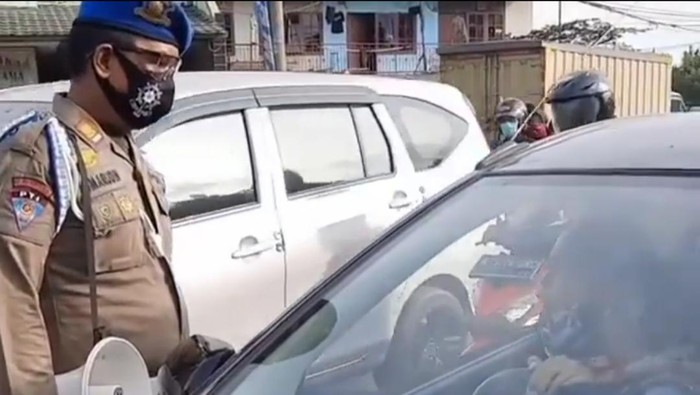 Viral Ibu Bermobil di Bekasi Marah Ditegur soal Jarak Duduk, Begini Kisahnya