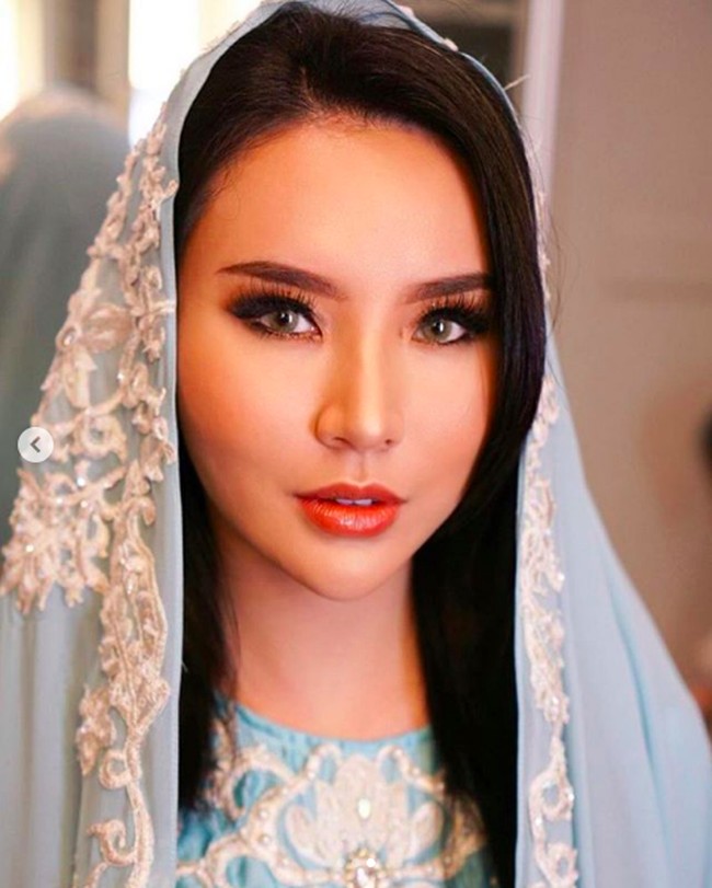 Fitria mengatakan tak ada yang memaksanya untuk menjadi mualaf, termasuk ayahnya. Hanya saja memang sang ayah menginspirasinya. Nggak ada yang memaksa. Beliau seorang contoh. Walau beliau dari Tionghoa, sudah lama memeluk agama Islam. Dari ibadahnya, dari kesehariannya, sedekahnya dan sebagai ayah, atasan saya dan umat muslim. Inspirasinya dari beliau, tutur wanita yang populer di Instagram sebagai influencer gaya hidup itu. Foto: Instagram @fitriayusuf_official