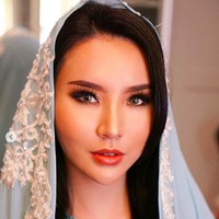 Fitria mengatakan tak ada yang memaksanya untuk menjadi mualaf, termasuk ayahnya. Hanya saja memang sang ayah menginspirasinya. Nggak ada yang memaksa. Beliau seorang contoh. Walau beliau dari Tionghoa, sudah lama memeluk agama Islam. Dari ibadahnya, dari kesehariannya, sedekahnya dan sebagai ayah, atasan saya dan umat muslim. Inspirasinya dari beliau, tutur wanita yang populer di Instagram sebagai influencer gaya hidup itu. Foto: Instagram @fitriayusuf_official
