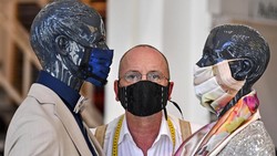 Desainer asal Jerman membuat kreasi masker yang awalnya kaku menjadi lebih unik, modis dan trendi. Jadi masih tetap bisa bergaya di tengah pandemi Corona ini.