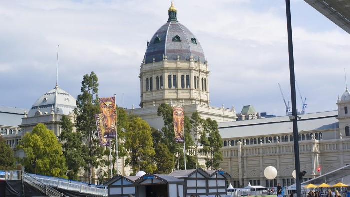 Remaja berjalan di dekat Royal Exhibition Building dan Melbourne Museum.