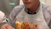 Rupanya Rain sangat suka menyantap kepiting berukuran besar, bahkan ia terlihat sangat antusias saat membuka cangkang kepiting. Foto: Instagram @rain_oppa