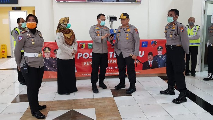 Pos pemeriksaan kedatangan penumpang di Bandara Abdulrachman Saleh